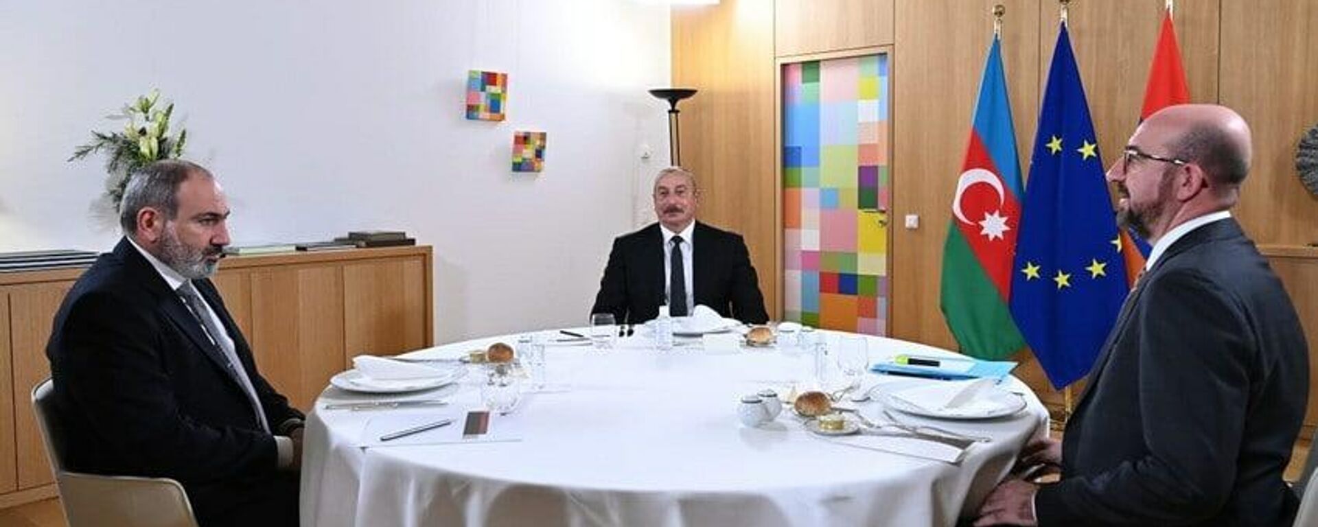 В Брюсселе проходит встреча лидеров Азербайджана и Армении при посредничестве главы Евросовета. - Sputnik Azərbaycan, 1920, 14.12.2021