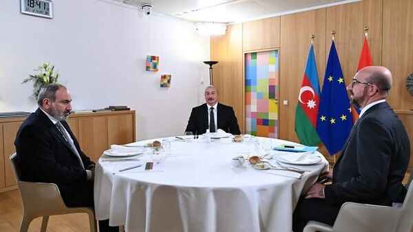 В Брюсселе проходит встреча лидеров Азербайджана и Армении при посредничестве главы Евросовета. - Sputnik Azərbaycan