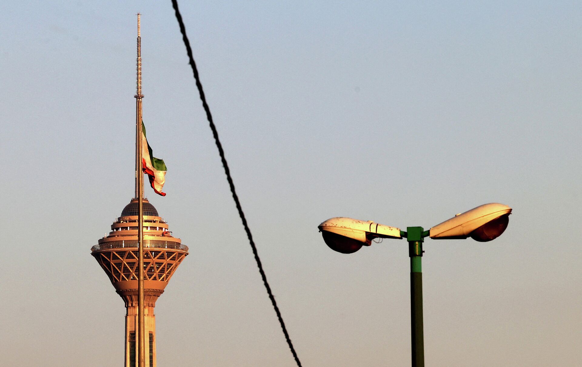 Телекоммуникационная башня Милад в Тегеране, фото из архива - Sputnik Азербайджан, 1920, 20.05.2024
