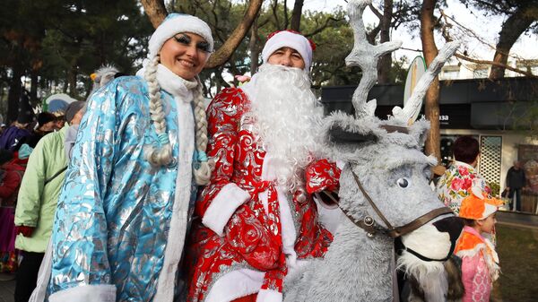 Участники новогоднего костюмированного карнавала, фото из архива - Sputnik Азербайджан