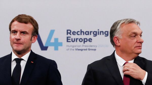 Президент Франции Эммануэль Макрон и премьер-министр Венгрии Виктор Орбан - Sputnik Азербайджан