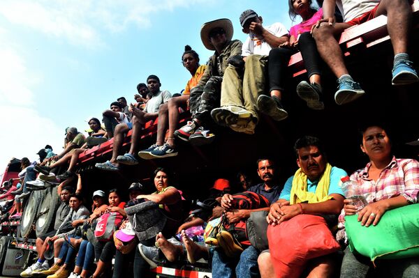 Мексиканские мигранты едут в США на грузовике, муниципалитет Хесус Карранса, штат Веракрус, Мексика, 17 ноября 2021 года. - Sputnik Азербайджан