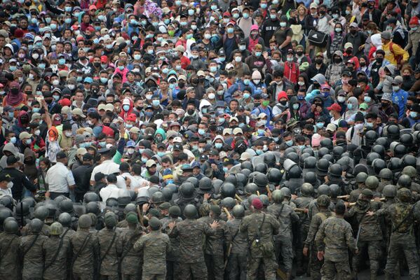 Направляющиеся в Соединенные Штаты гондурасские мигранты столкнулись с гватемальскими силами безопасности в Вадо Хондо, Гватемала, 17 января 2021 года. - Sputnik Азербайджан