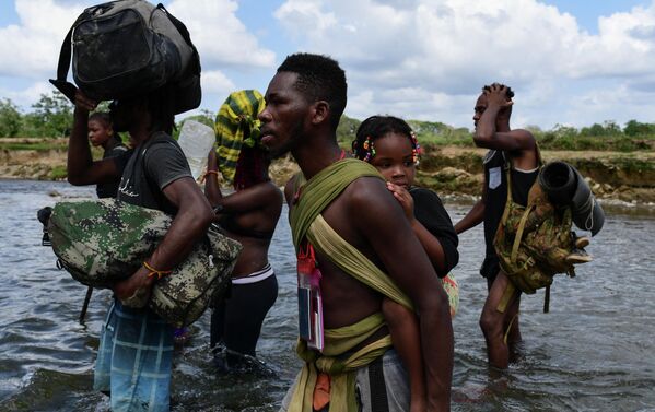 Мигранты по пути в США пересекают реку Чукунаке в Панаме, 10 февраля 2021 года. - Sputnik Азербайджан