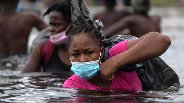 Гаитянские мигранты пересекают реку Рио-Гранде, чтобы получить еду и воду в Мексике - Sputnik Азербайджан