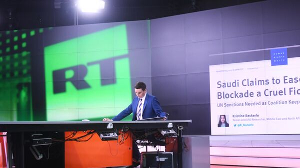 Ведущий Юнен О'Нейлл в студии телеканала Russia Today, фото из архива - Sputnik Азербайджан