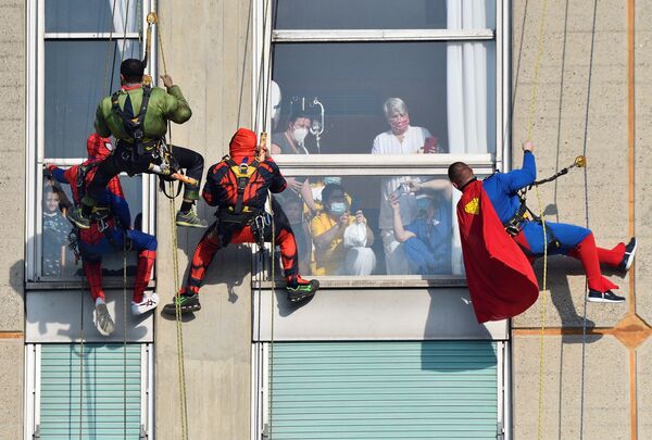 Superqəhrəman geyimindəki akrobatlar İtaliyanın Milan şəhərindəki San-Paolo xəstəxanasında olan uşaqları salamlayırlar. - Sputnik Azərbaycan