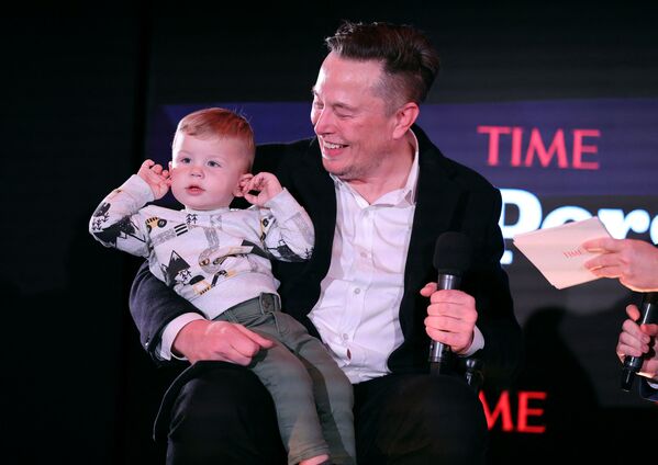 Илон Маск и сын X A-12 на сцене TIME Человек года в Нью-Йорке, США. - Sputnik Азербайджан