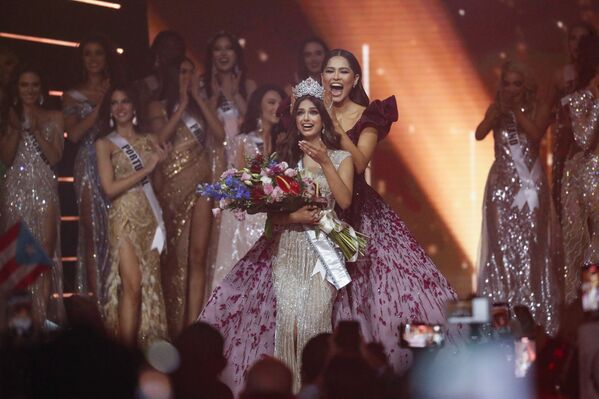 Мисс Вселенная-2020 Андреа Меза надевает корону на победительницу конкурса &quot;Мисс Вселенная-2021&quot; Харнааз Сандху. - Sputnik Азербайджан