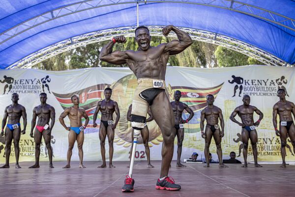 28-летний Тамале Сафулу позирует на сцене во время соревнований по бодибилдингу Mr.001 в Момбасе, Кения. - Sputnik Азербайджан