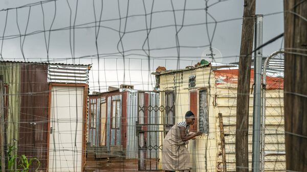 Женщина закрывает окна своего дома в окрестностях Йоханнесбурга, ЮАР - Sputnik Азербайджан