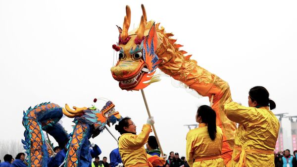 Танцоры-драконы во время Фестиваля фонарей в Пекине, фото из архива - Sputnik Азербайджан