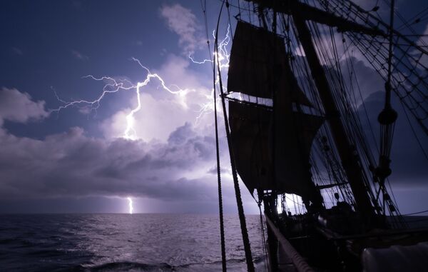 Гроза во время шторма в Эгейском море возле архипелага Киклады в Греции. - Sputnik Азербайджан