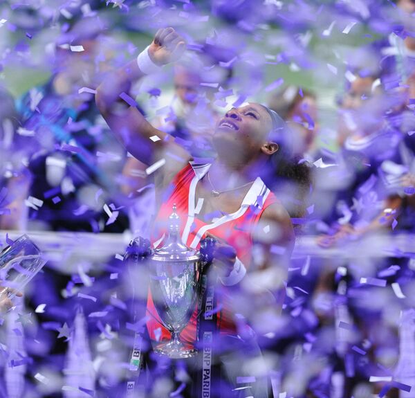 Серена Уильямс из США держит трофей после победы в финале теннисного турнира в Стамбуле. - Sputnik Азербайджан