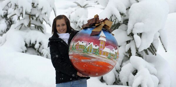 Самый большой елочный шар из выдувного стекла в Германии, 2010 год. - Sputnik Азербайджан