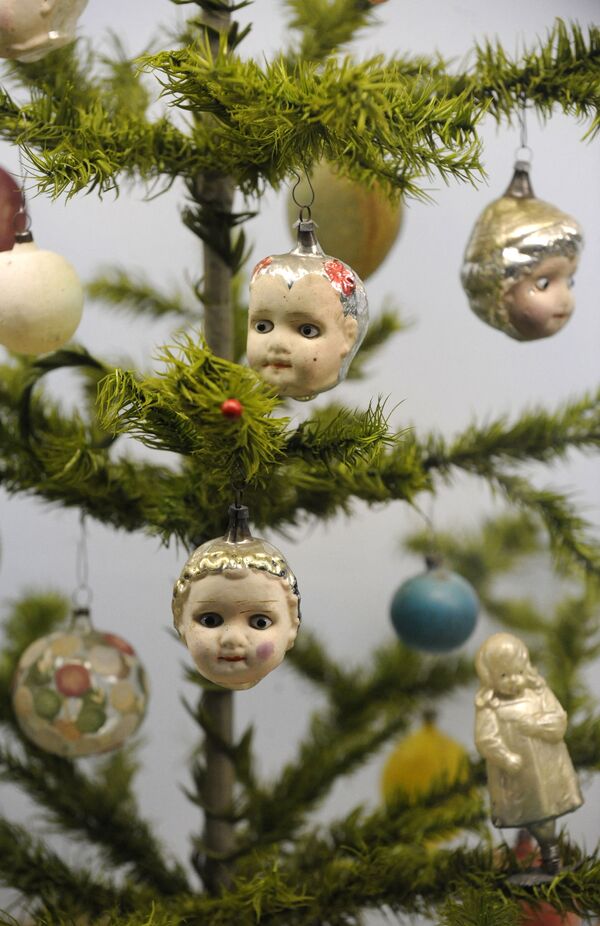 Елочные игрушки в виде голов кукол на елке в Праге. - Sputnik Азербайджан