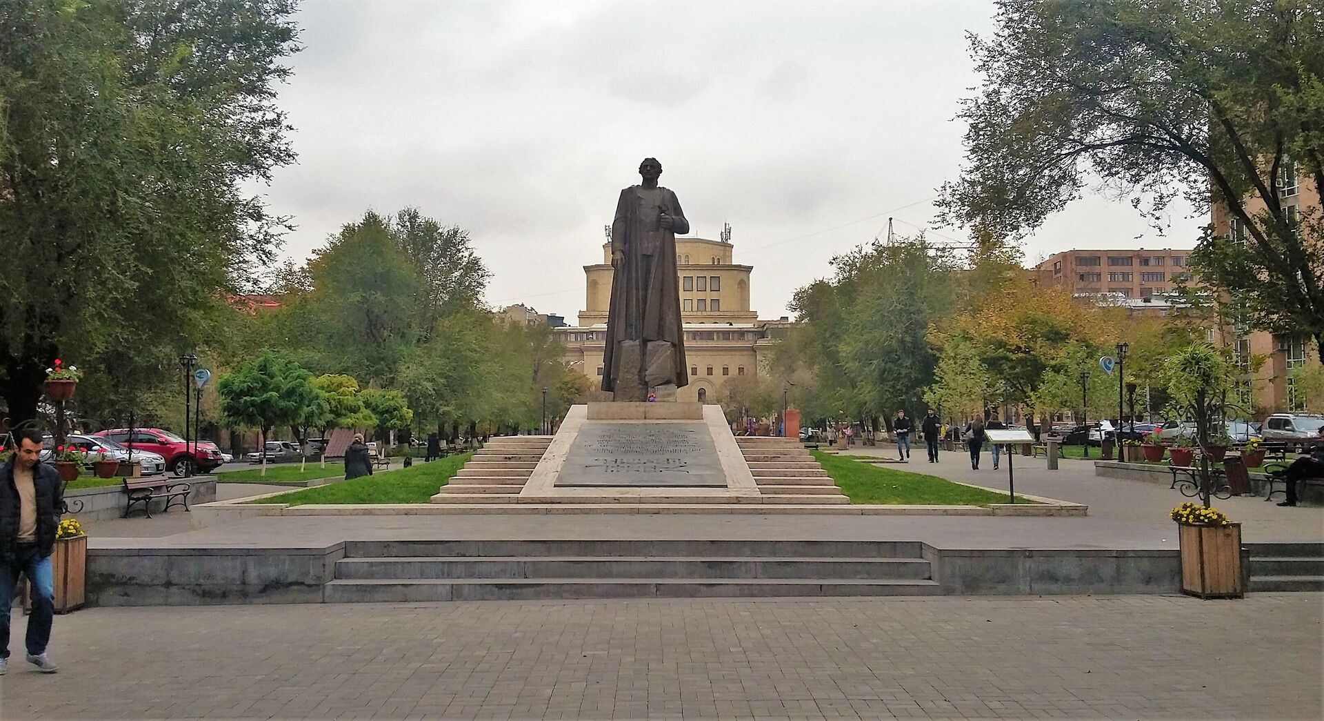 Памятник Гарегин Нжде в центре Еревана - Sputnik Azərbaycan, 1920, 06.05.2023