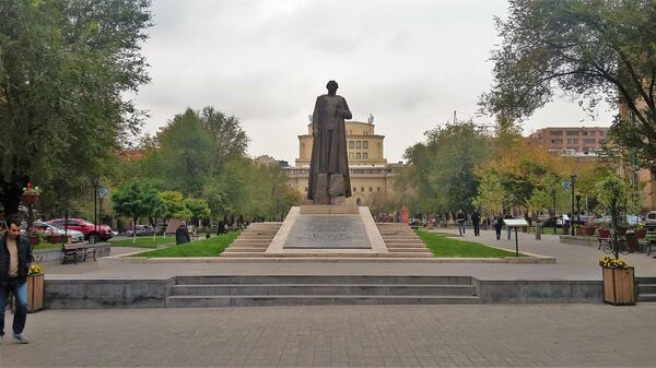 Памятник Гарегин Нжде в центре Еревана - Sputnik Azərbaycan