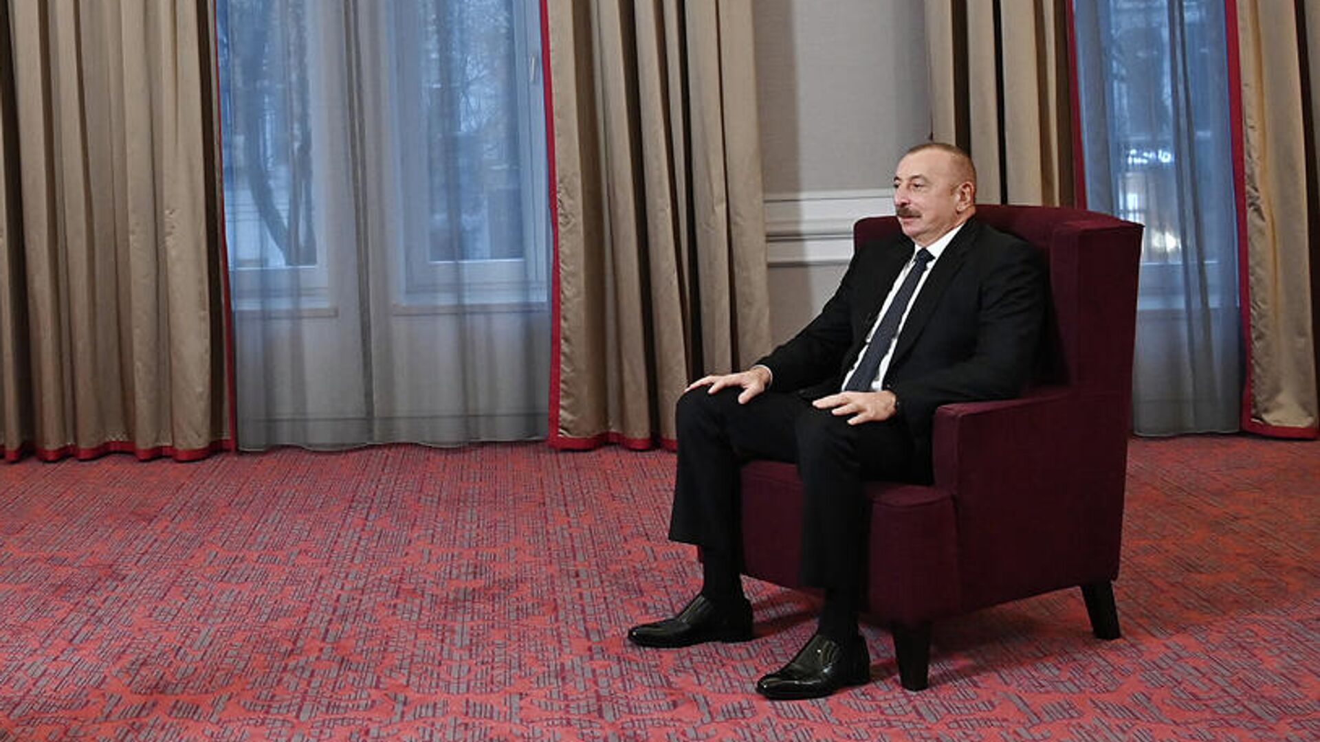 Президент Азербайджана Ильхам Алиев во время интервью итальянской газете Il Sole 24 Ore - Sputnik Азербайджан, 1920, 18.12.2021
