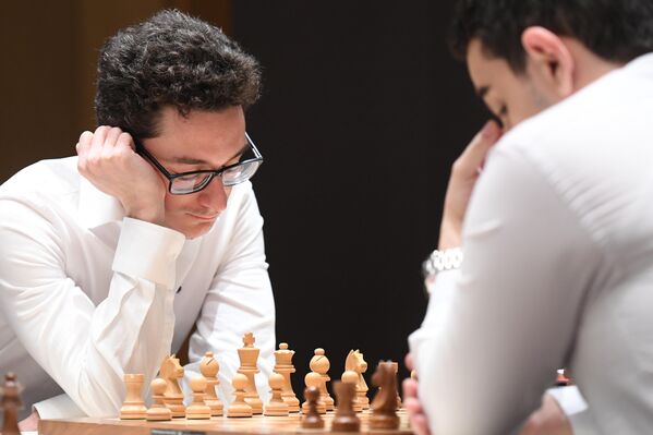 Еще один азербайджанский шахматист Вугар Асадлы проиграл более маститому американцу Фабиано Каруане со счетом 0,5:1,5. - Sputnik Азербайджан