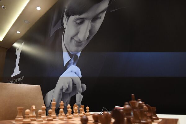 В субботу, 18 декабря, в бакинском отеле Fairmont стартовал традиционный шахматный турнир Мемориал Вугара Гашимова, который в этот раз проходит по рапиду и блицу. - Sputnik Азербайджан