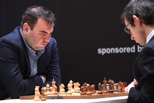 В первом туре среди азербайджанских шахматистов лучший результат показал Мамедъяров, который одержал победу над Давидом Наварой (Чехия) со счетом 1,5:0,5. - Sputnik Азербайджан