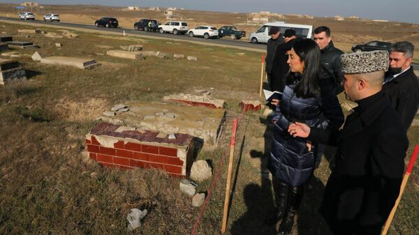 Омбудсмен Азербайджана осуществляет миссию по установлению фактов разрушения кладбищ во время оккупации вооруженными силами Армении Физулинского района - Sputnik Azərbaycan
