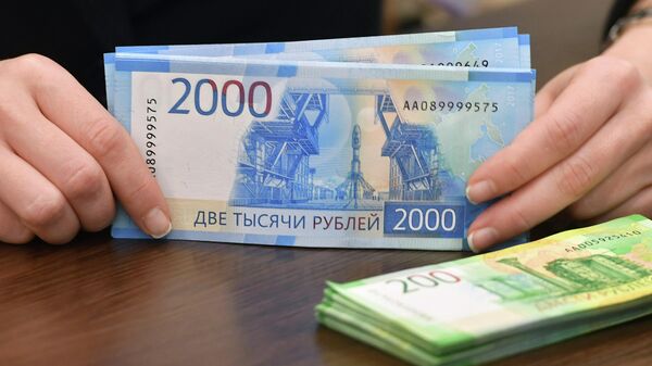 Купюры номиналом 200 и 2000 рублей, фото из архива - Sputnik Азербайджан
