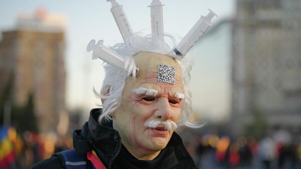 Мужчина в латексной маске в Бухаресте, Румыния - Sputnik Азербайджан