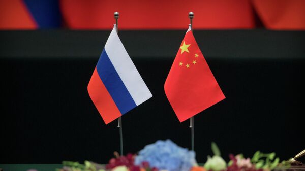 Флагии Китая и России - Sputnik Азербайджан