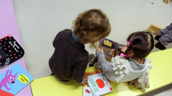 Два ребенка читают книгу в детском саду, фото из архива - Sputnik Азербайджан