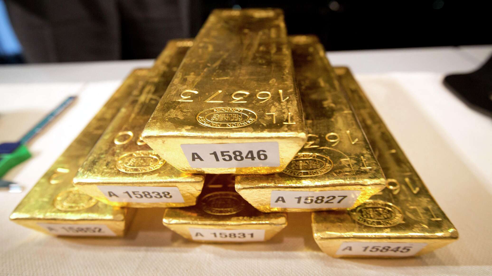 Сколько будет килограмм золота. Золотой слиток 1 кг. Торт слиток золота. Килограмм золота.