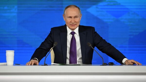 Президент РФ Владимир Путин на большой ежегодной пресс-конференции в Центральном выставочном зале Манеж - Sputnik Азербайджан