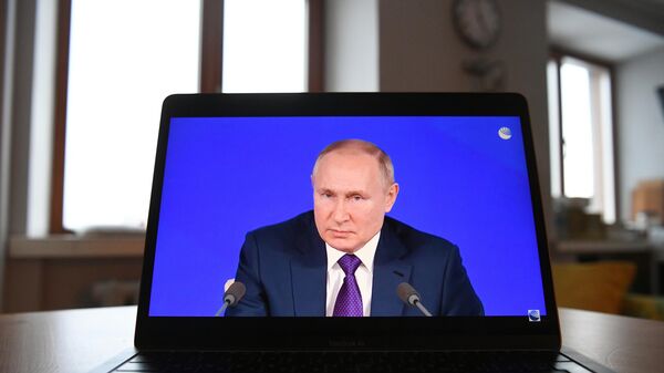 Во время просмотра трансляции ежегодной пресс-конференции президента РФ Владимира Путина - Sputnik Azərbaycan