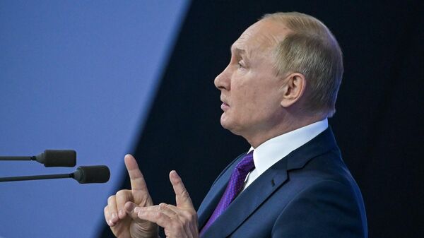 Президент РФ Владимир Путин на большой ежегодной пресс-конференции в Центральном выставочном зале Манеж - Sputnik Азербайджан