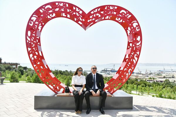 Президент Ильхам Алиев и первая леди Мехрибан Алиева в новом парке &quot;Гянджлик&quot; в Баку. - Sputnik Азербайджан