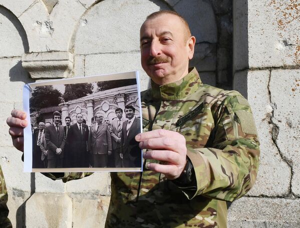 Ильхам Алиев демонстрирует в Шуше совместное фото с Гейдаром Алиевым, сделанное 29 июля 1982 года во время Дней поэзии Вагифа в Шуше. - Sputnik Азербайджан