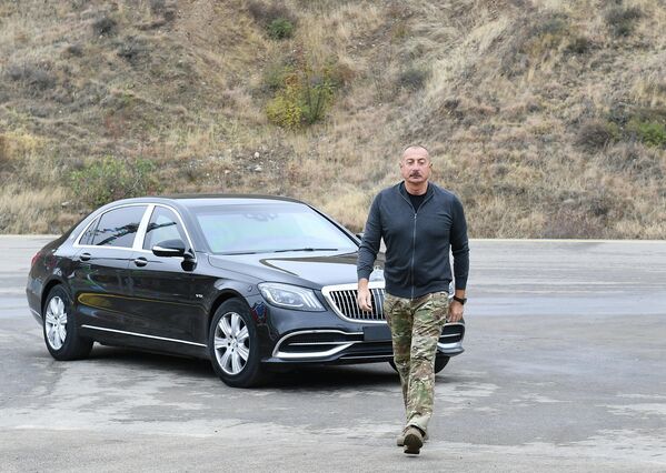 Ильхам Алиев во время визита в Тертерский и Бардинский районы. - Sputnik Азербайджан