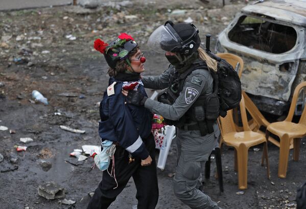 Протестующий с сотрудником израильских сил безопасности во время демонстрации в Иерусалиме. - Sputnik Азербайджан