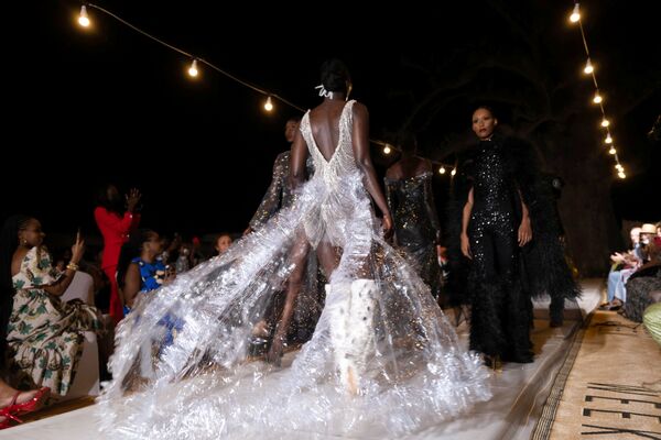 Модели на показе Versailles, проходящего в лесу, на 19-ой Dakar Fashion Week моды в Сенегале. - Sputnik Азербайджан