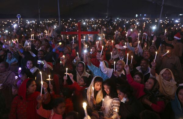 Пакистанские христиане во время рождественских празднований в Лахоре. - Sputnik Азербайджан