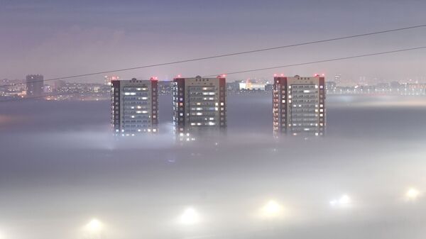 Многоэтажные дома в Омске, окутанные туманом - Sputnik Азербайджан