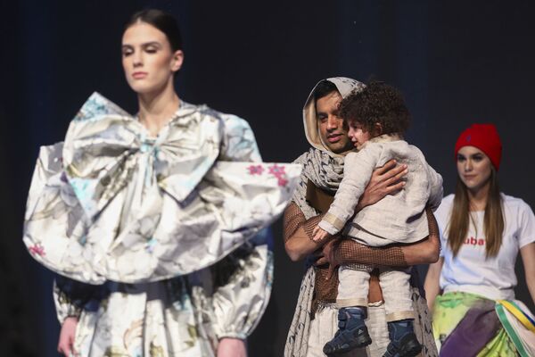 Презентации коллекции под названием &quot;No Nation Fashion&quot;, проекта модного бренда, созданного мигрантами, в Сараево, Босния. - Sputnik Азербайджан