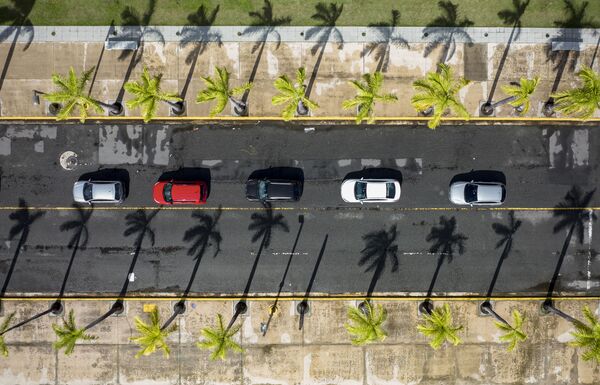 Водители стоят в очереди, чтобы пройти тестирование на Covid-19, Пуэрто-Рико. - Sputnik Азербайджан