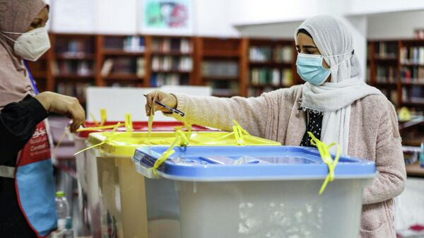 Женщина голосует на выборах в Ливии, фото из архива - Sputnik Азербайджан