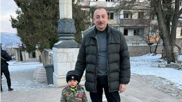 Ильхам Алиев встретился в Шуше с 4-летним генерал-лейтенантом - Sputnik Азербайджан