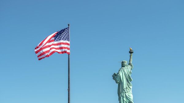 Статуя Свободы в Нью-Йорке и флаг США - Sputnik Азербайджан