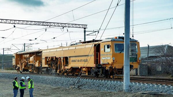 Поезд на восстановленном участке железной дороги Сумгайыт-Ялама - Sputnik Азербайджан