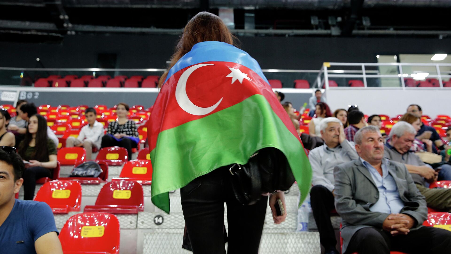 Девушка с флагом Азербайджана на трибуне, фото из архива - Sputnik Азербайджан, 1920, 16.07.2022