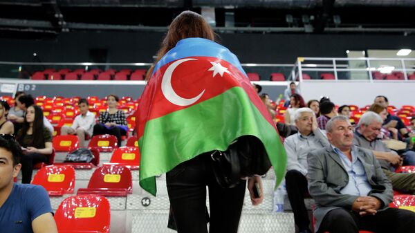 Девушка с флагом Азербайджана на трибуне, фото из архива - Sputnik Азербайджан